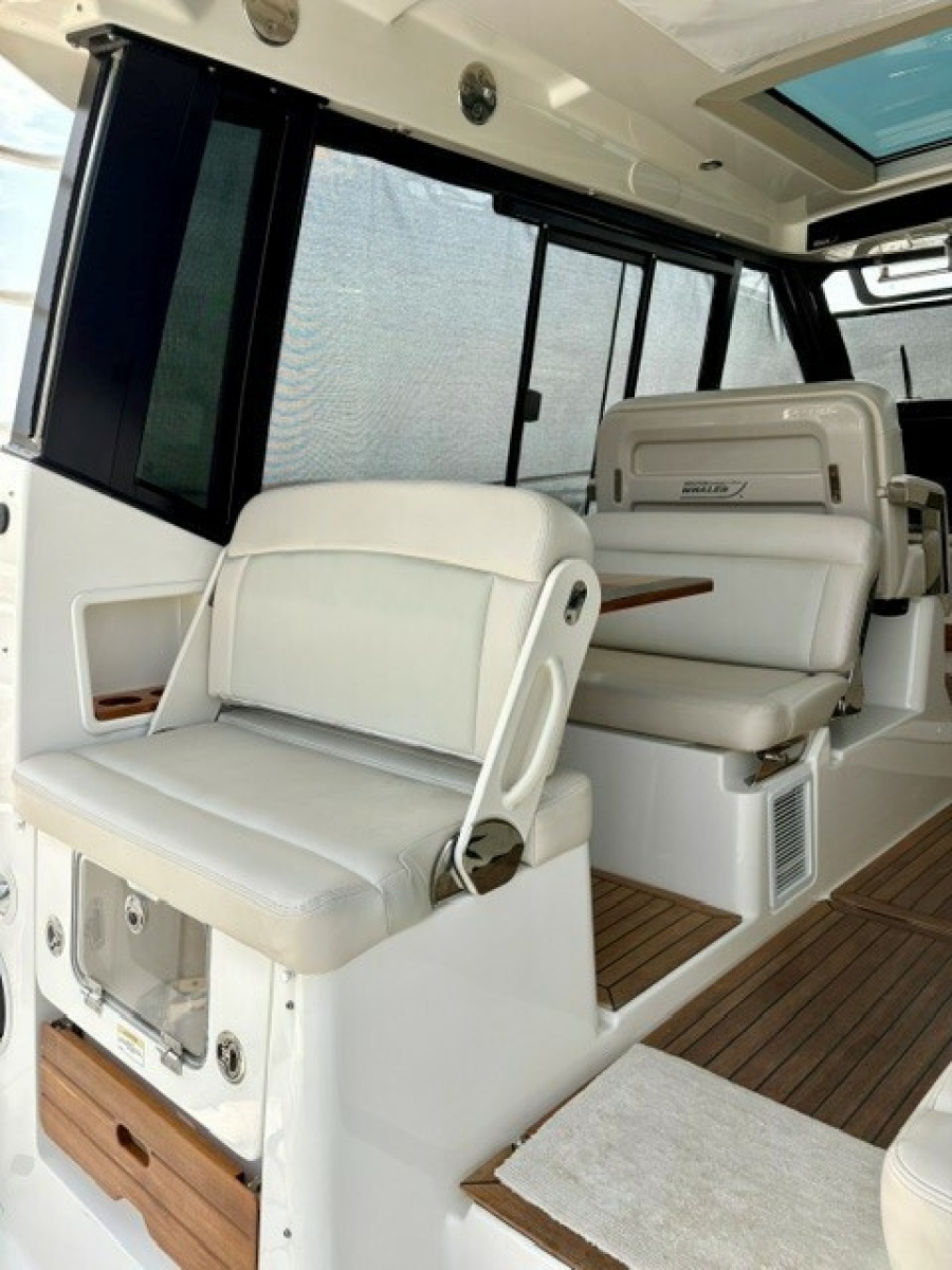 2021 Boston Whaler 405 Conques