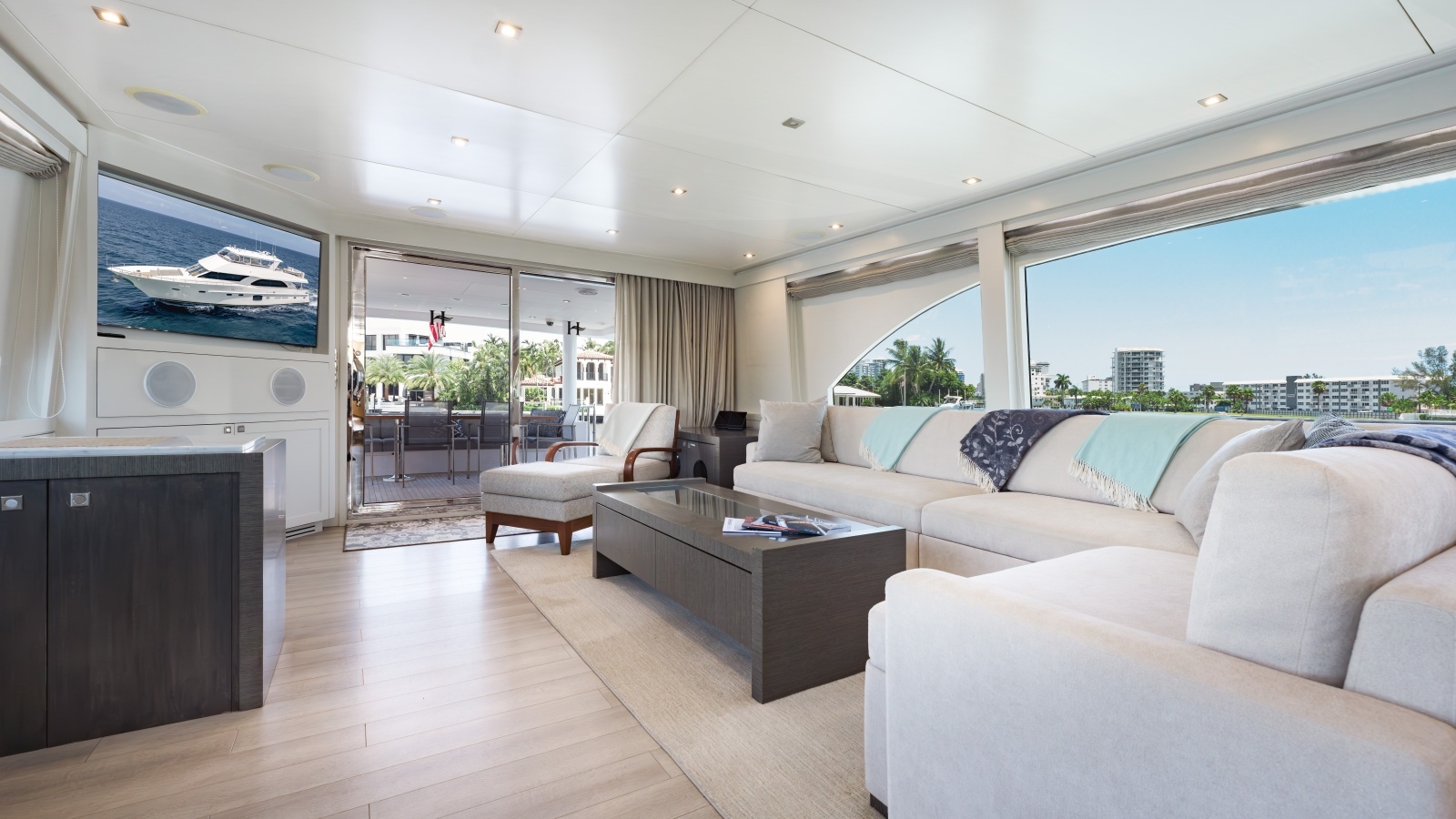 Salon Looking Aft To Port