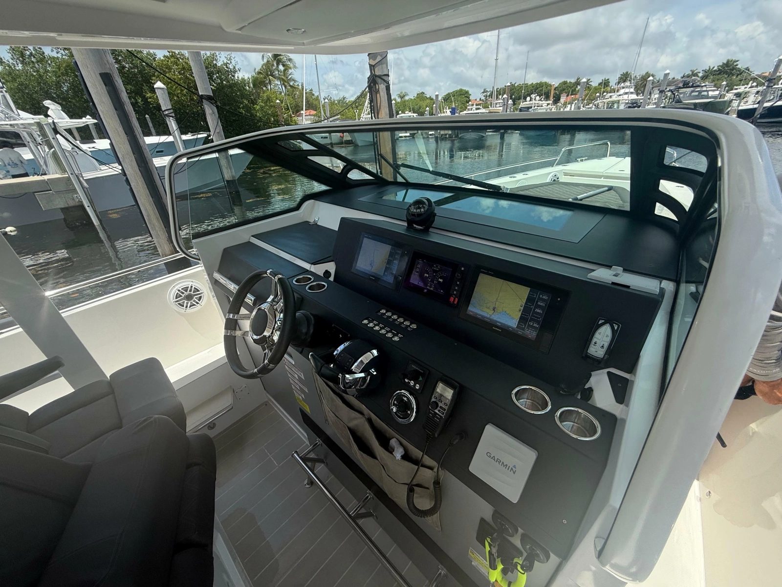 2017 Axopar 37 Sun-Top