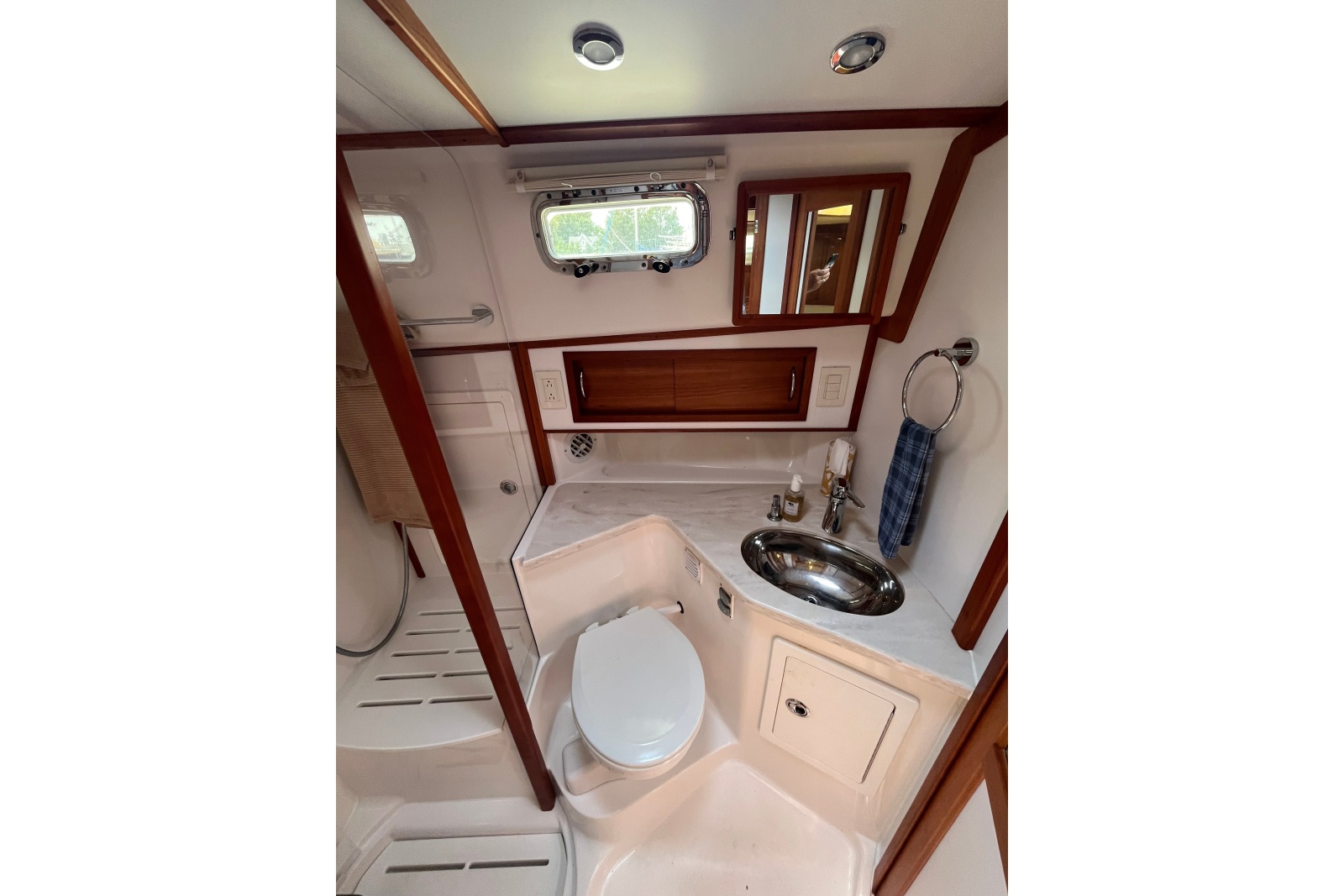 2018 Sabre 42 Fly Bridge Sedan