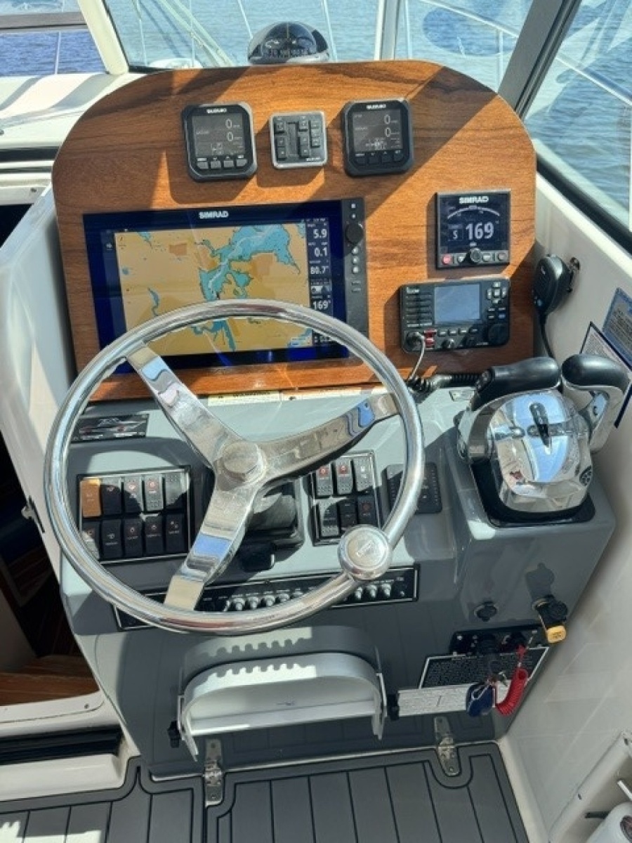 2006 Pursuit 3370 Offshore