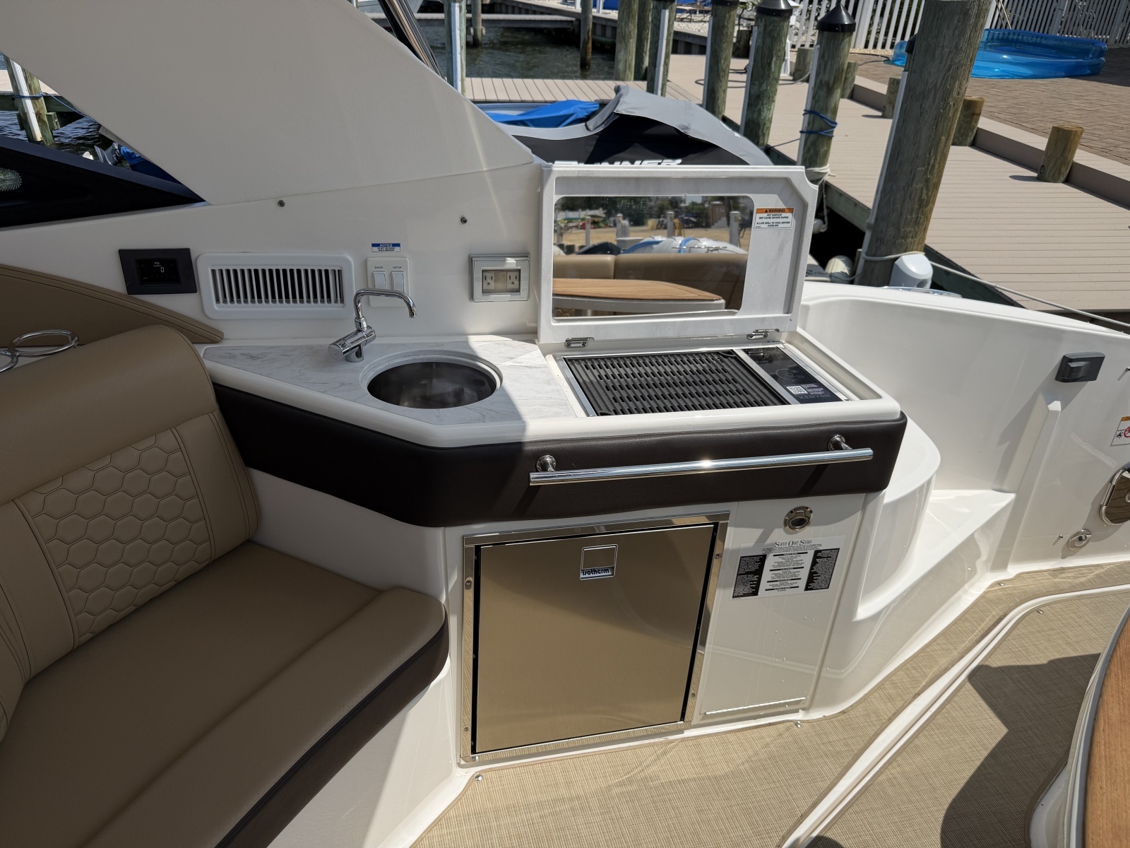 2025 Sea Ray 320 Sundancer OB