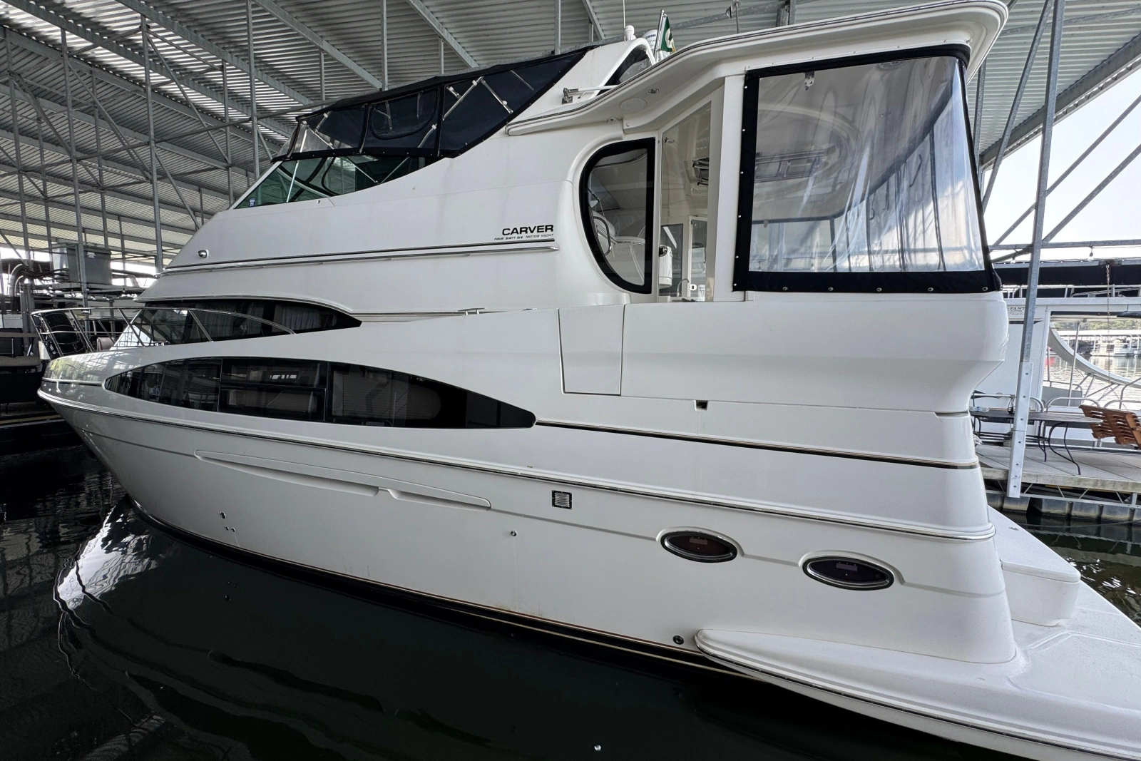 2004 Carver 466 Motor Yacht