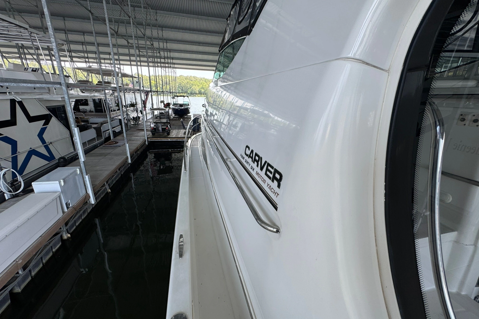 2004 Carver 466 Motor Yacht