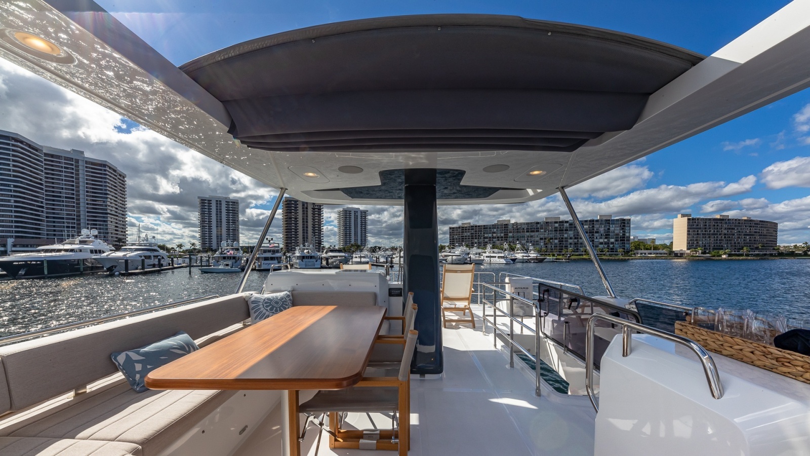 2023 Sirena Flybridge