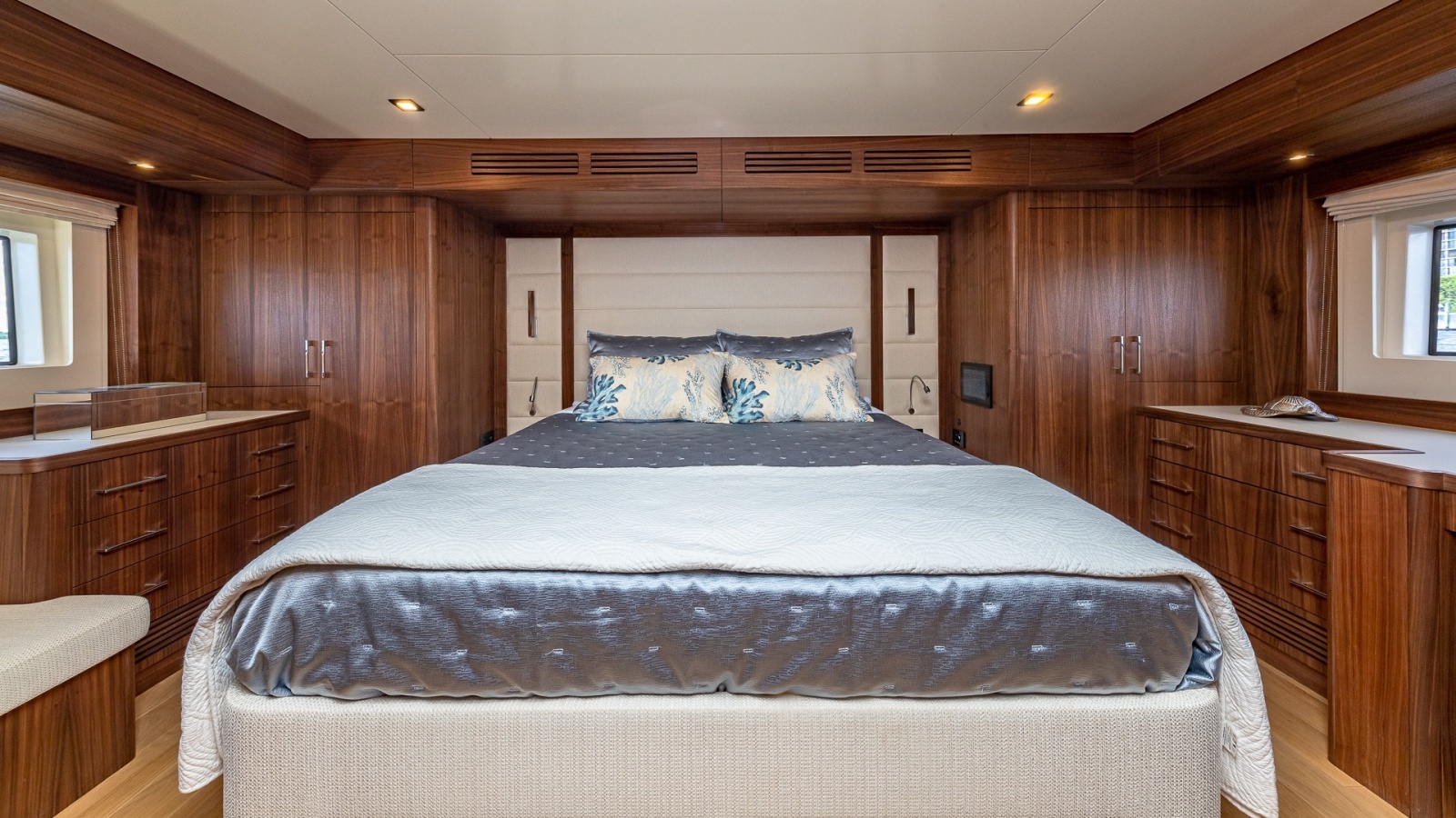 2023 Sirena Flybridge