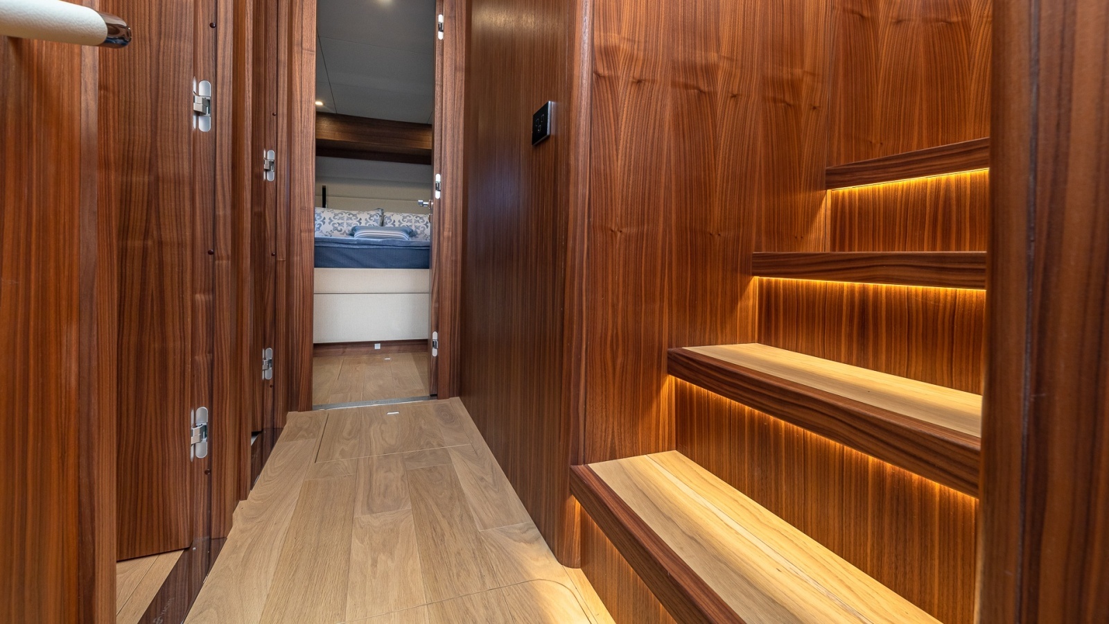 2023 Sirena Flybridge