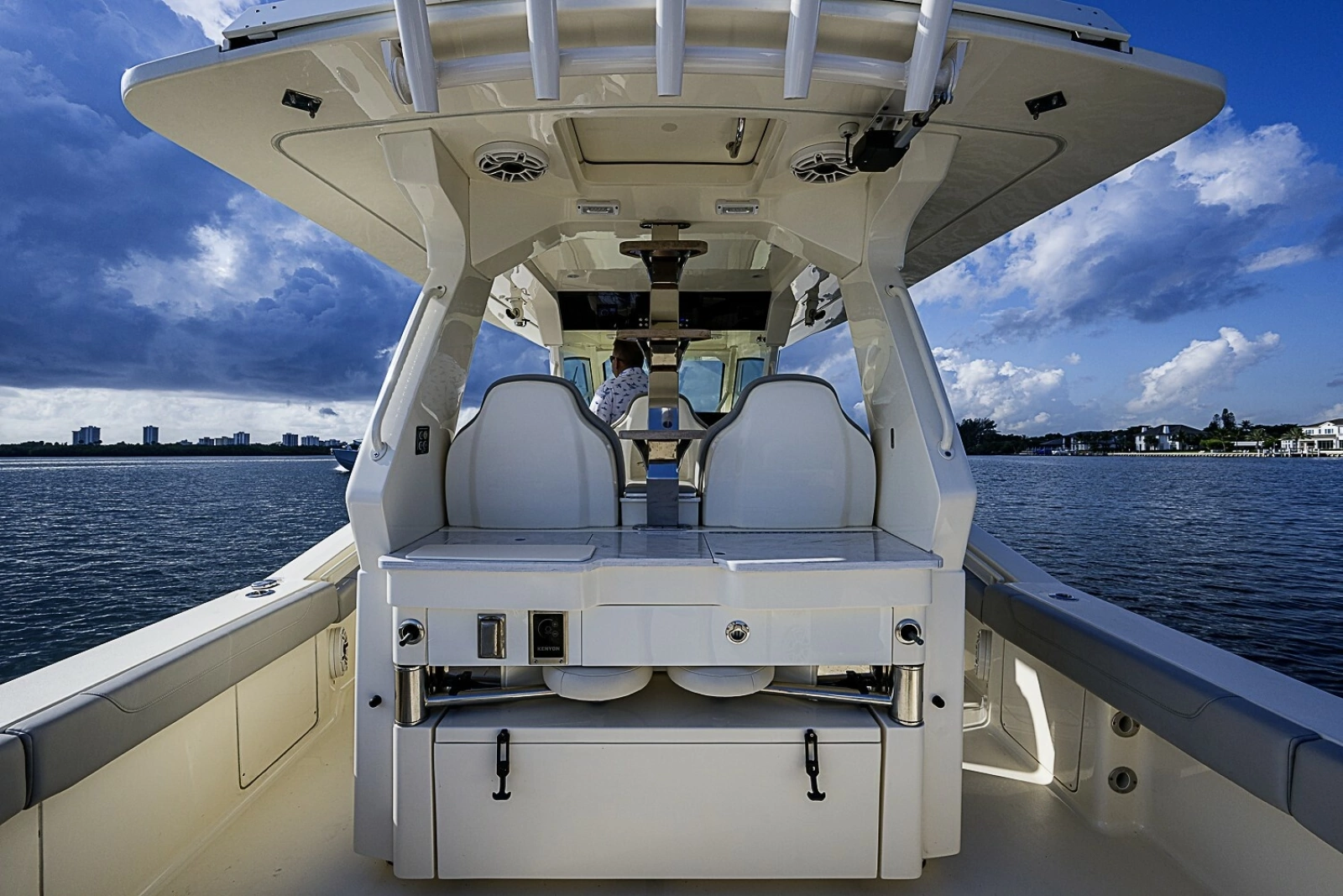 Scout 42 Maizey Blue - Exterior Helm