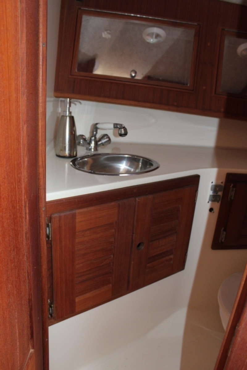 Head With Sink