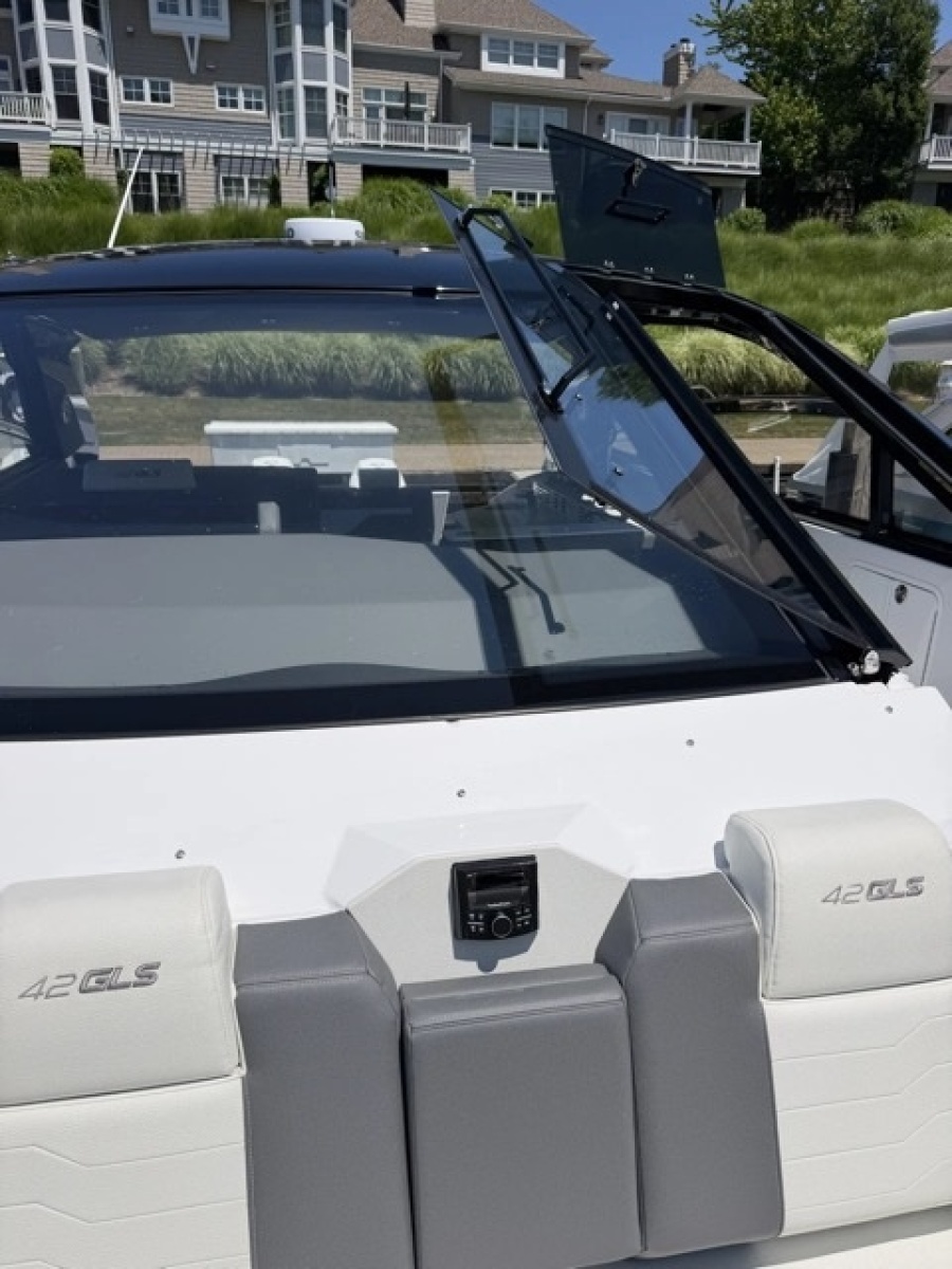 2024 Cruisers Yachts