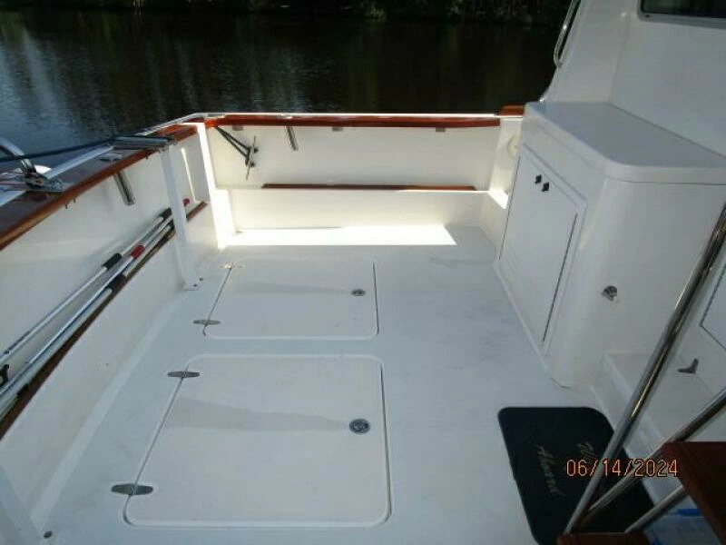 42' Sabre cockpit port