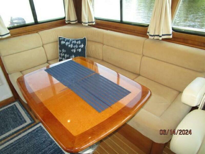 42' Sabre salon port seating