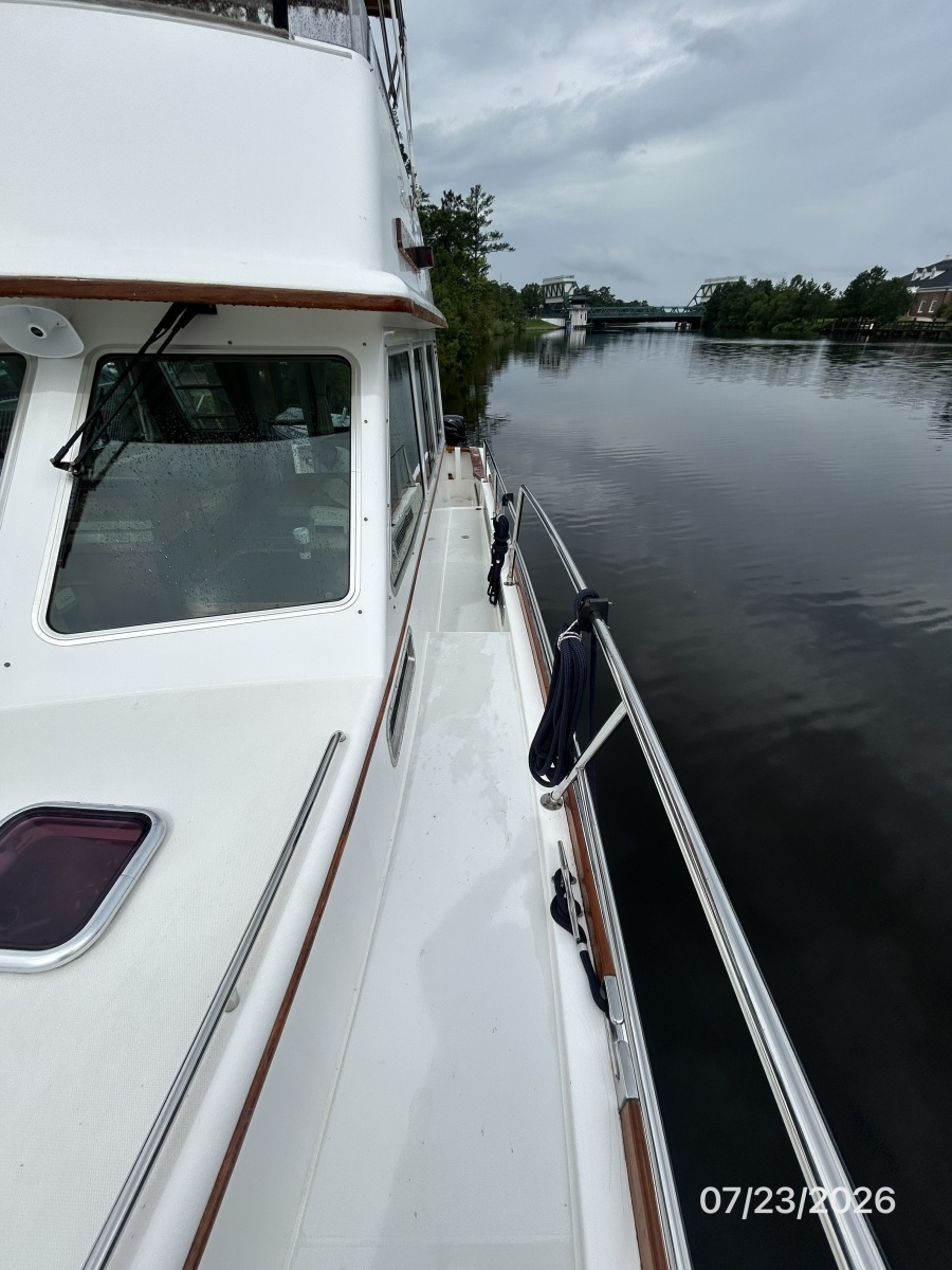 42' Sabre port side deck2