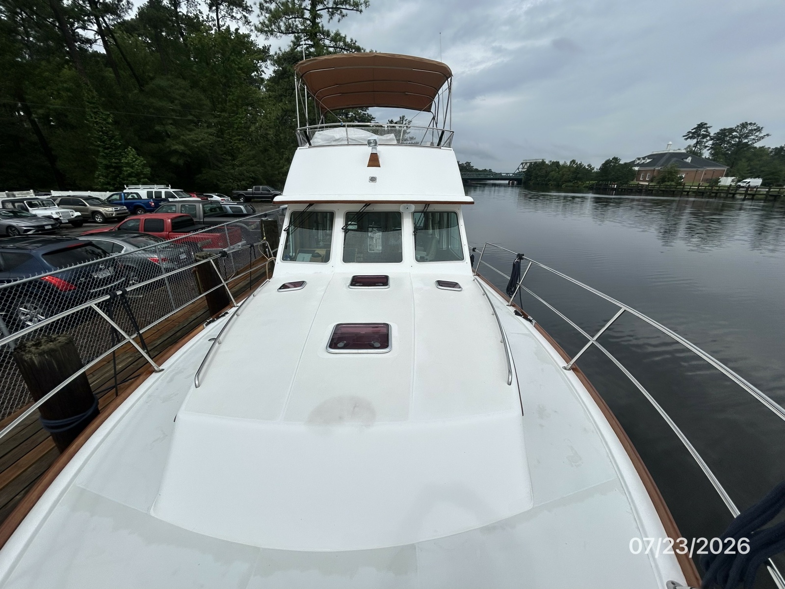 42' Sabre foredeck aft