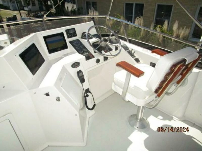 42' Sabre flybridge helm1