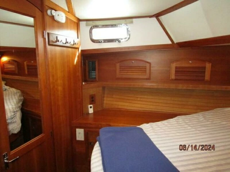 42' Sabre master stateroom port