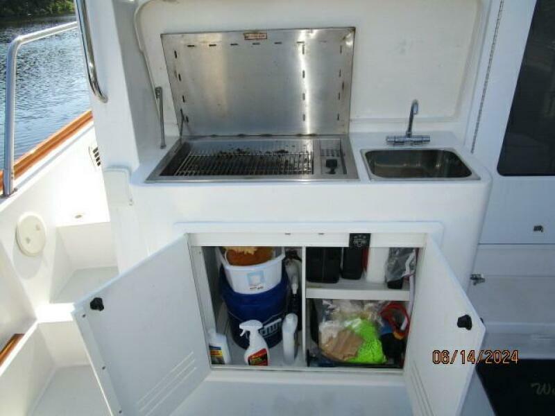 42' Sabre cockpit wetbar