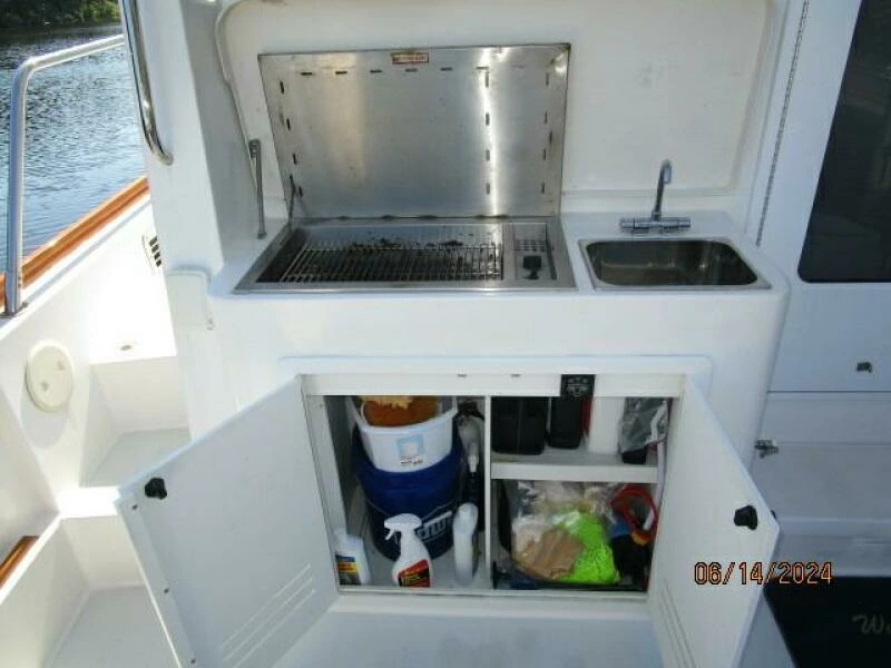 42' Sabre cockpit wetbar