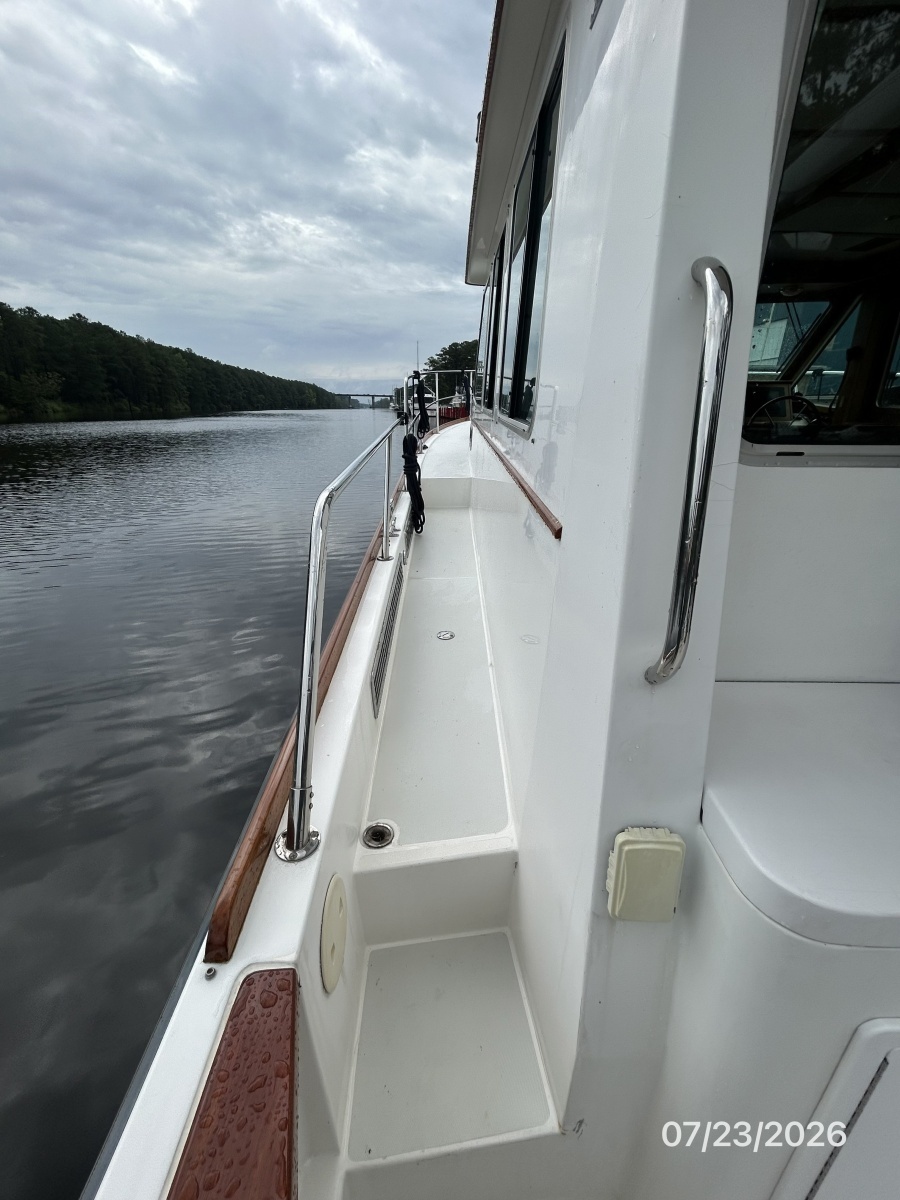 42' Sabre port side deck1