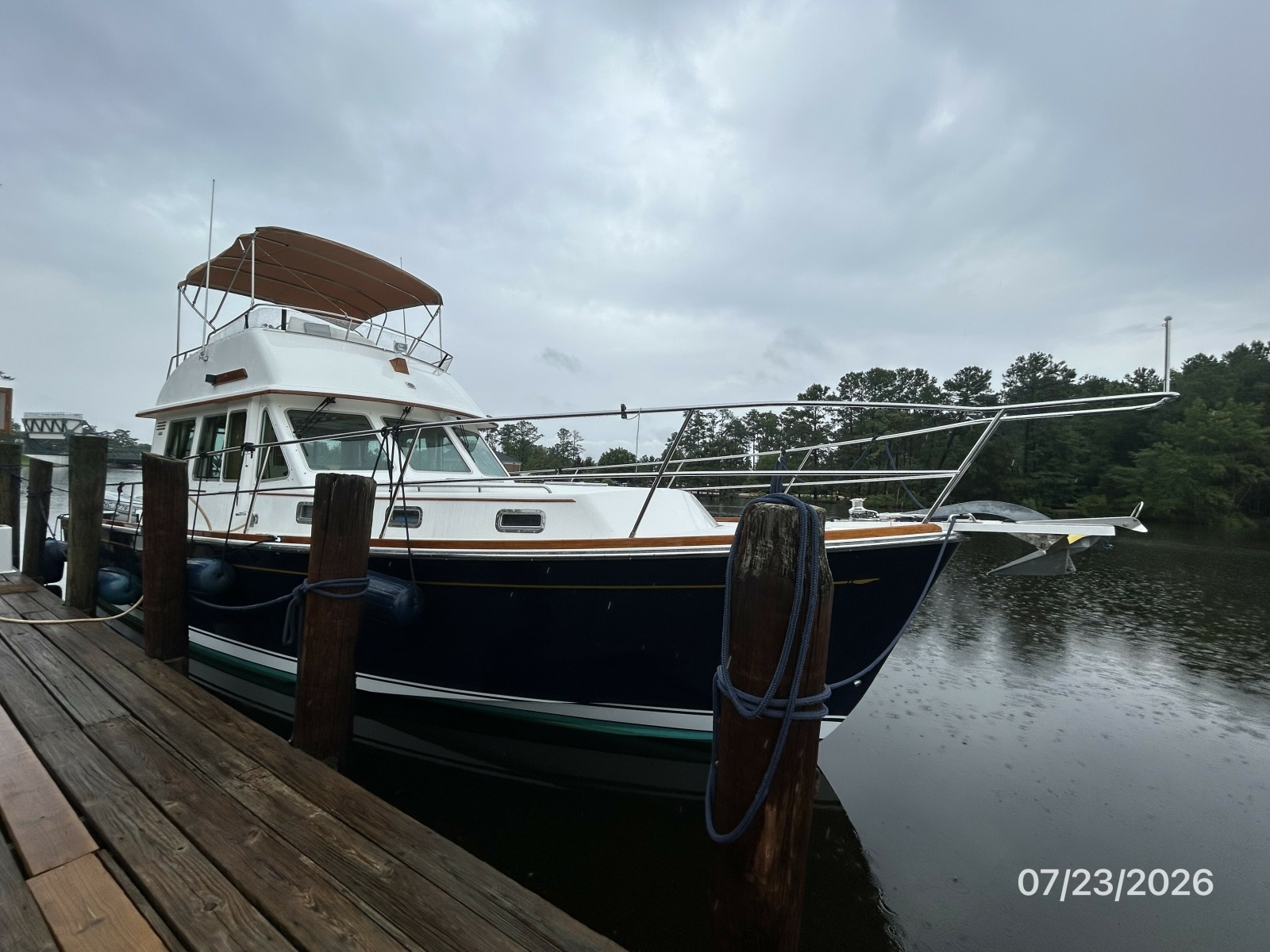 42' Sabre starboard forward profile