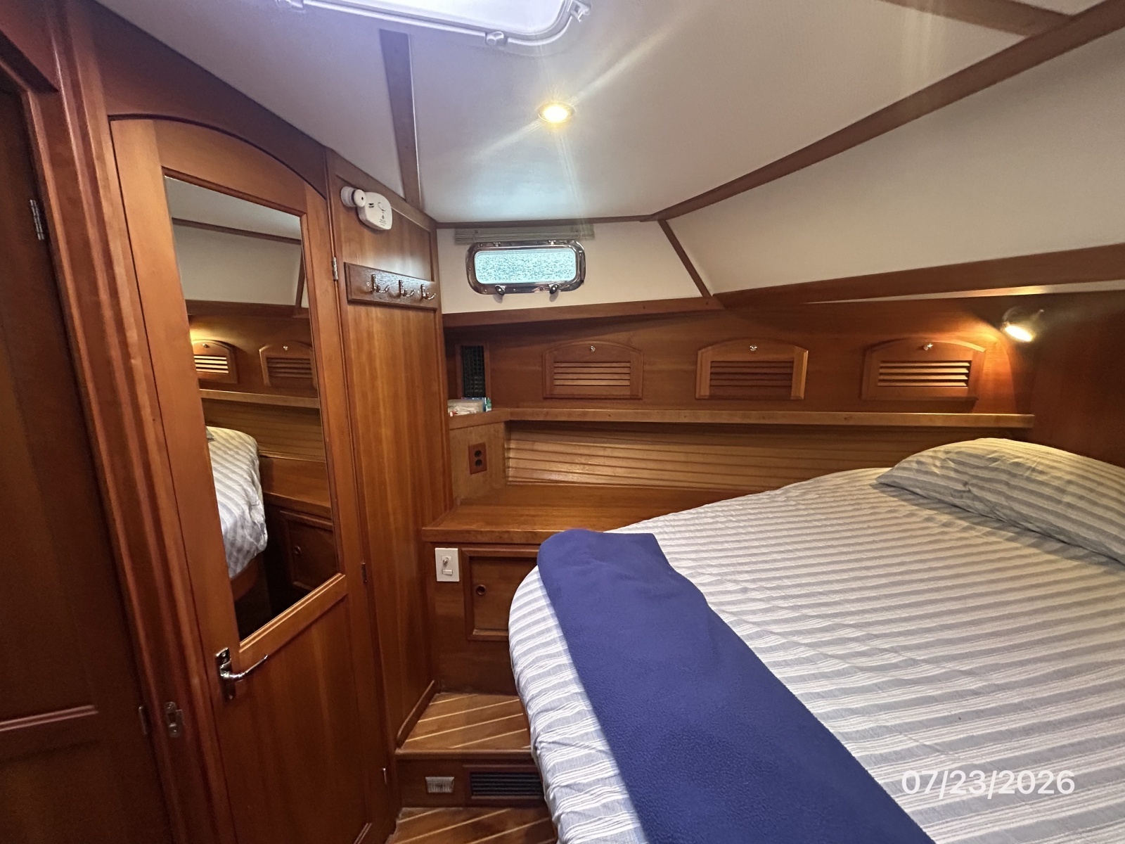 42' Sabre master stateroom port