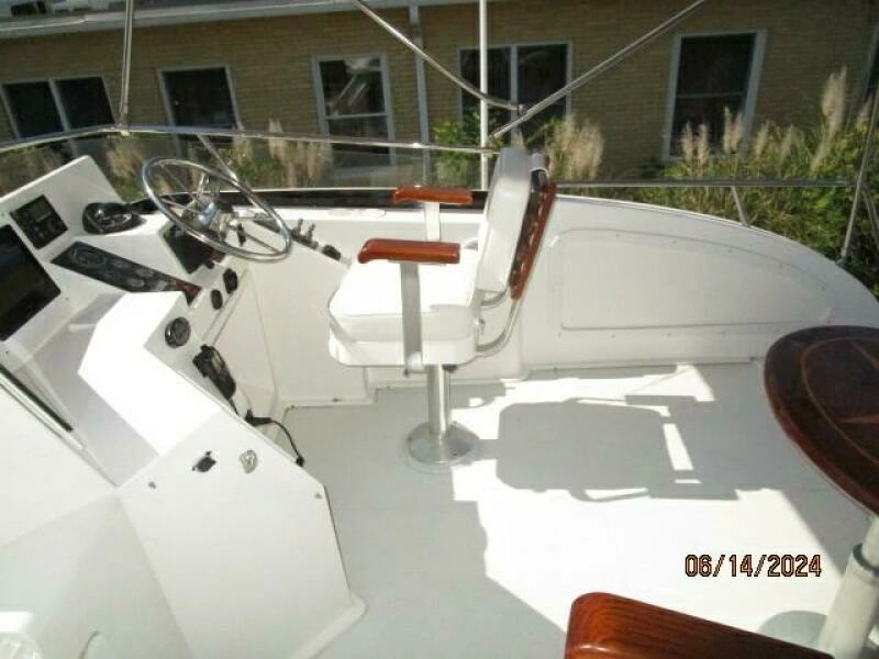 42' Sabre flybridge starboard