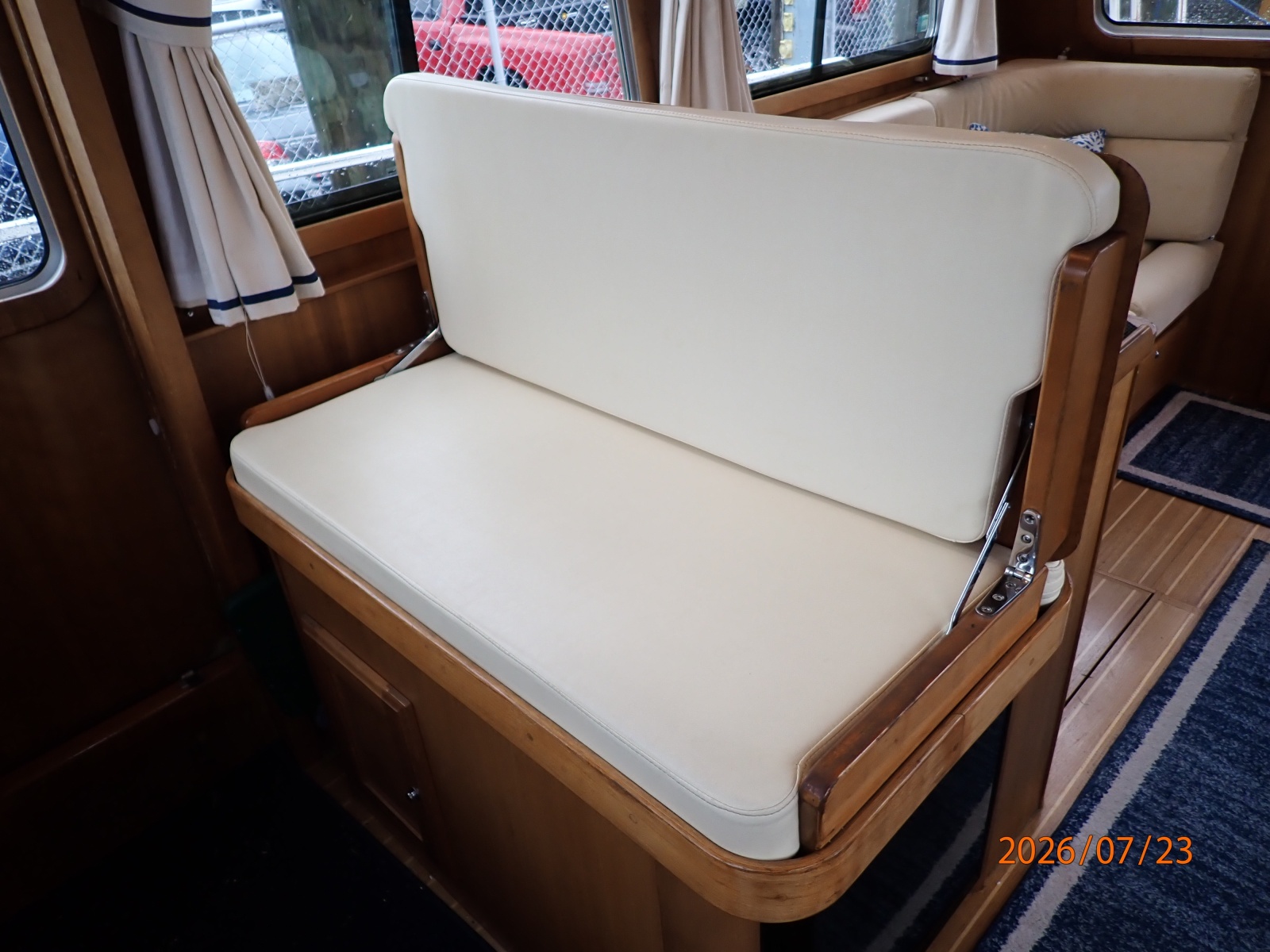 42' Sabre lower helm helm seat1