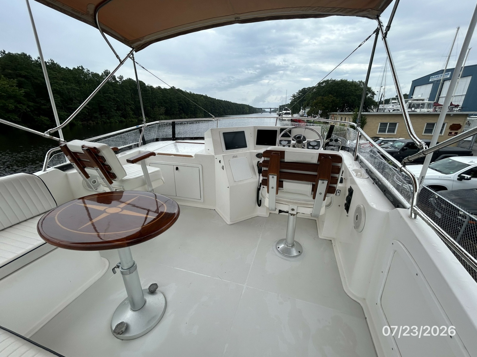42' Sabre flybridge forward