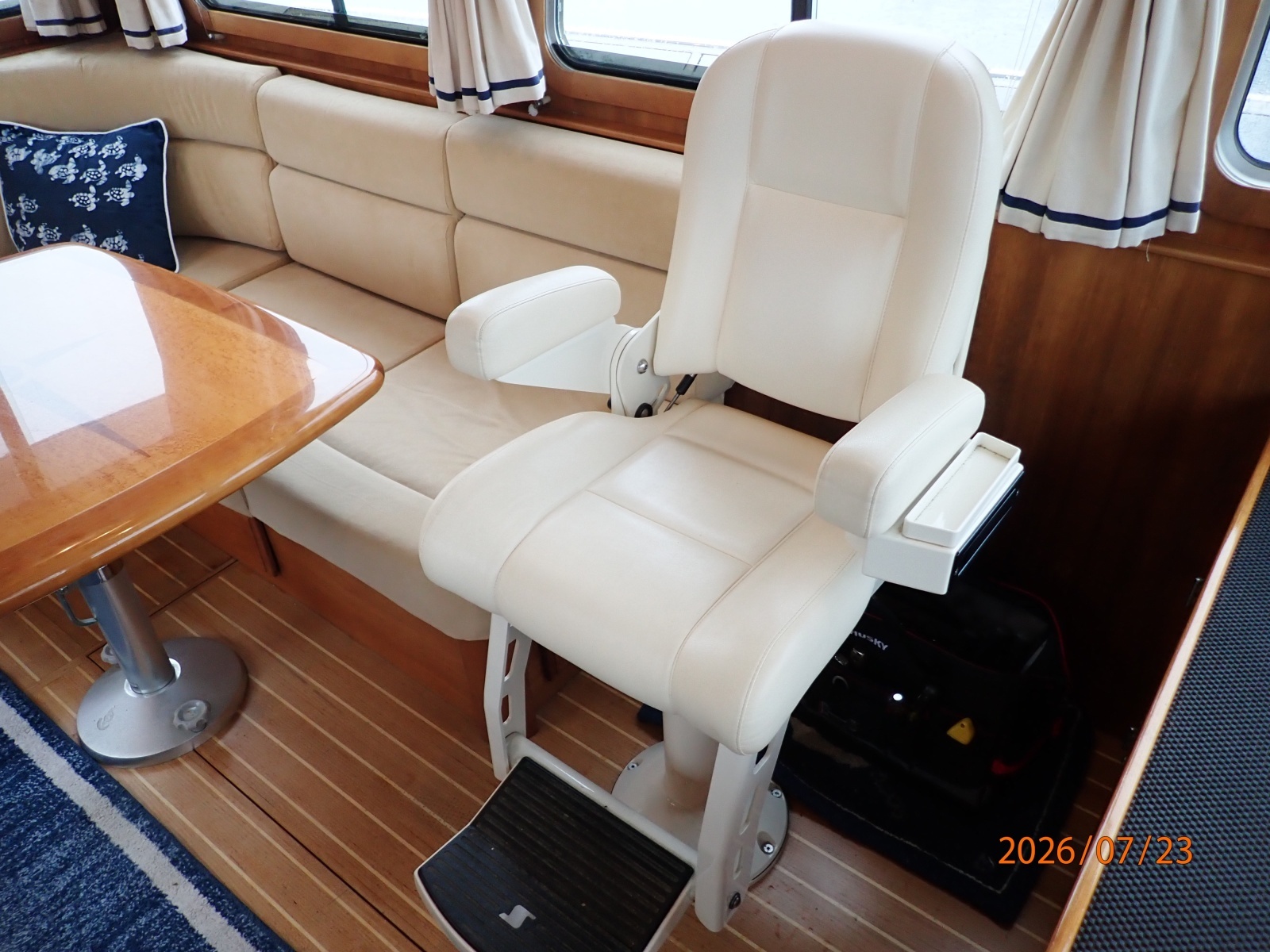 42' Sabre lower hem mate seat