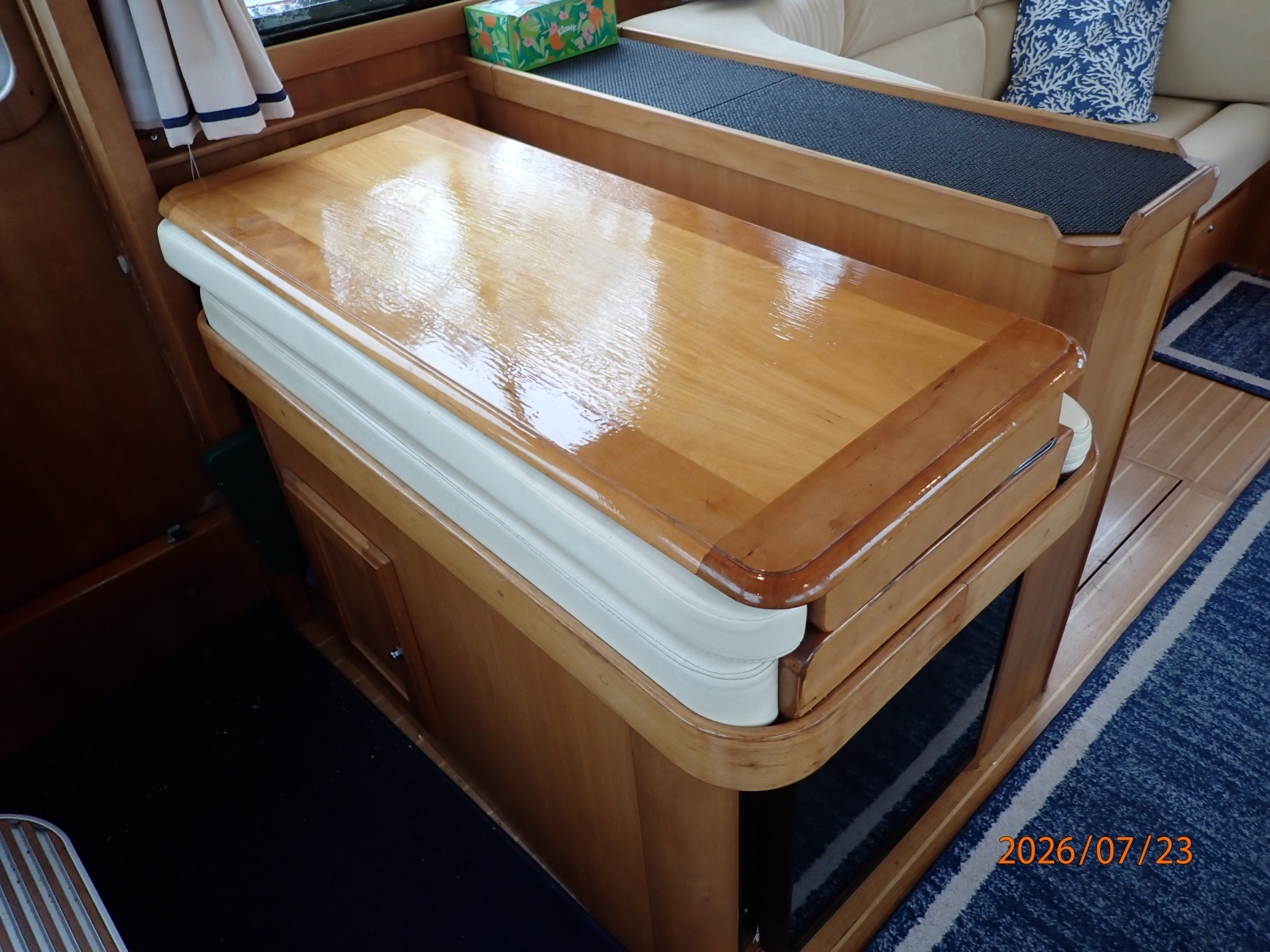 42' Sabre lower helm helm seat2