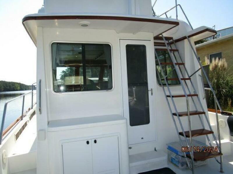 42' Sabre cockpit forward