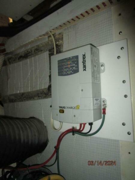 42' Sabre battery charger