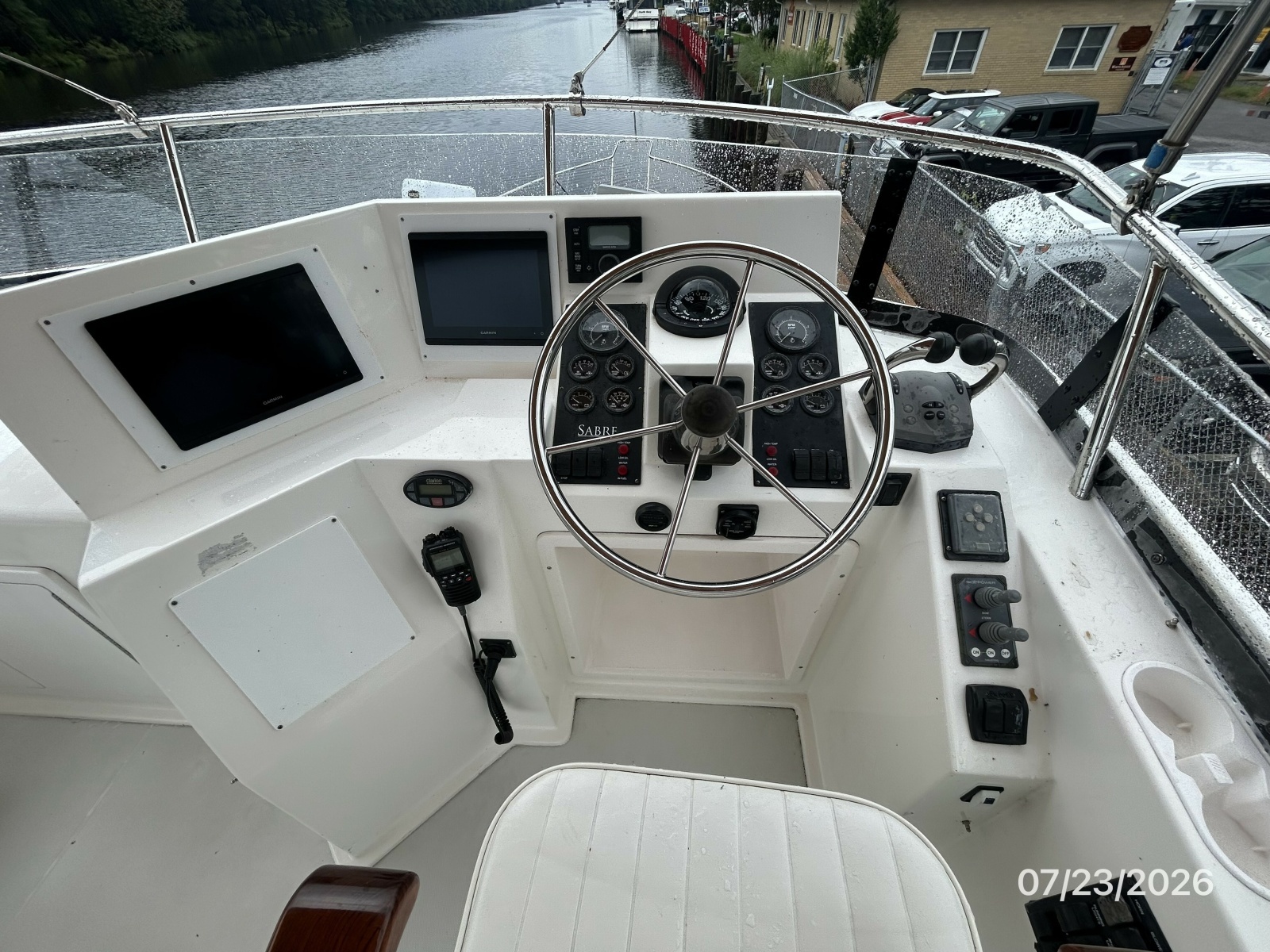 42' Sabre flybridge helm2