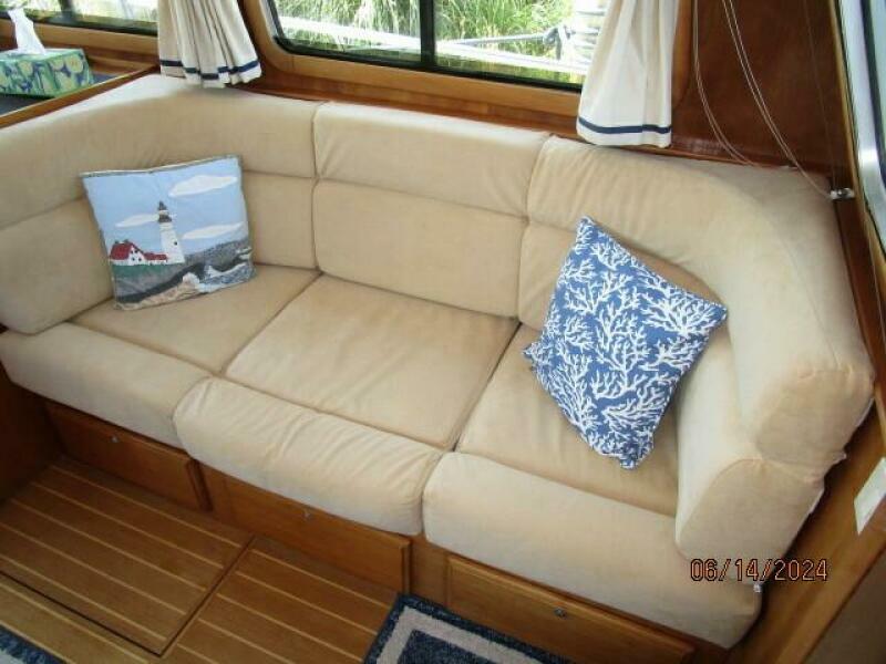 42' Sabre salon starboard seating2