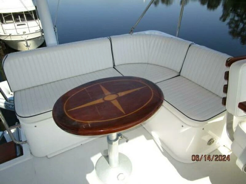 42' Sabre flybridge port aft seating