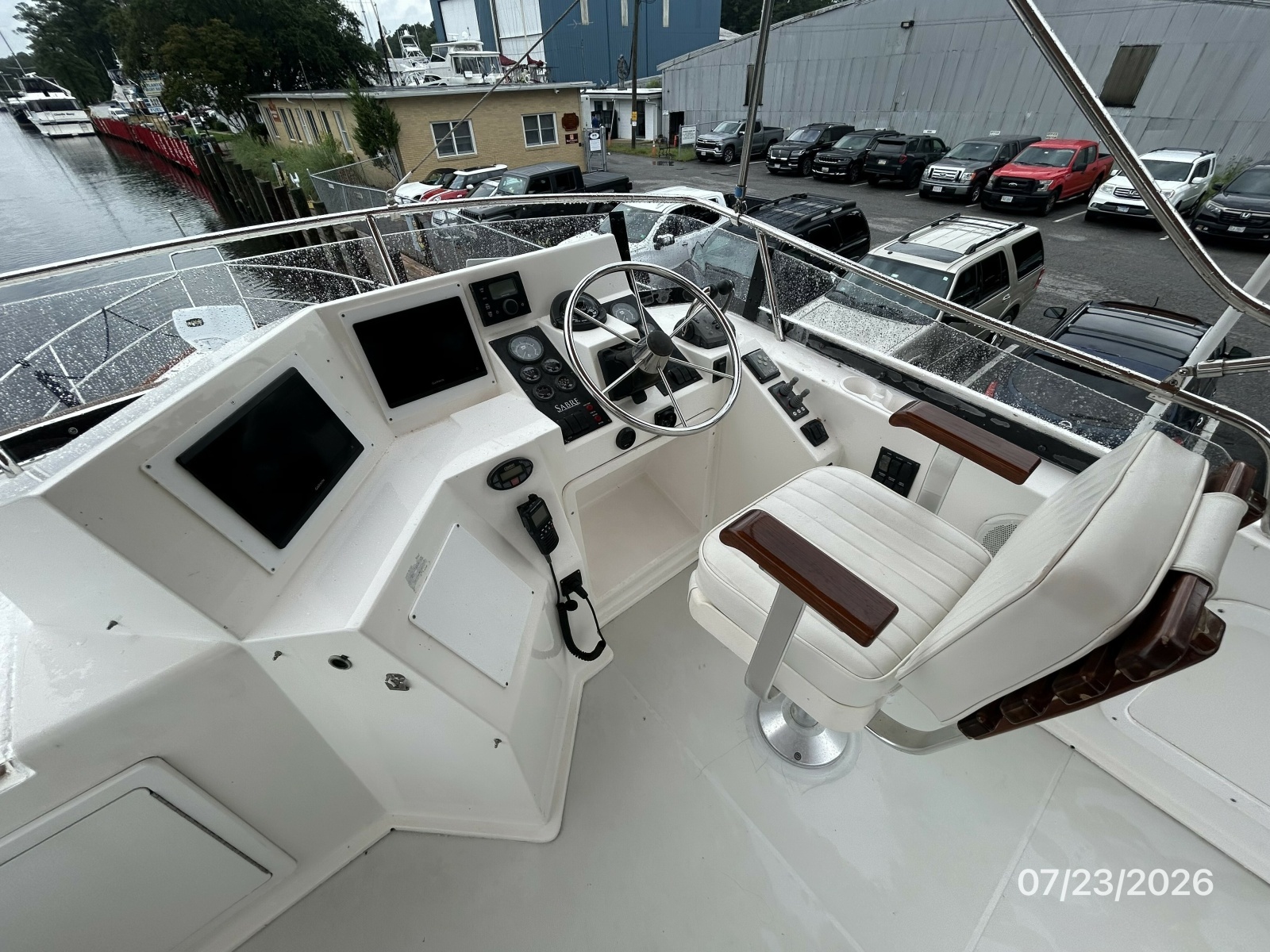42' Sabre flybridge helm1
