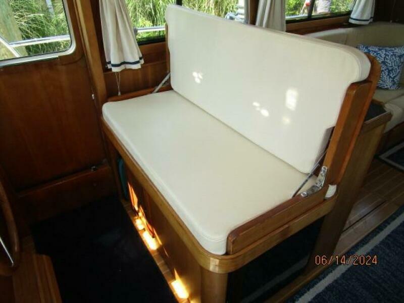 42' Sabre lower helm benchseat