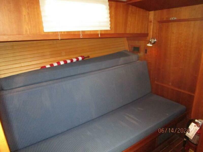 42' Sabre guest stateroom aft1