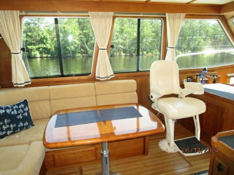 42' Sabre salon port
