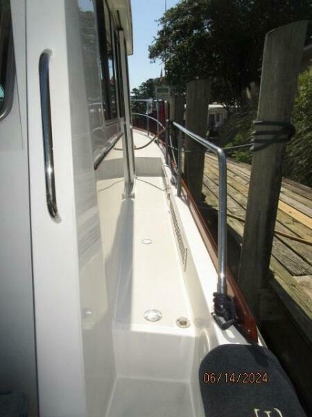 42' Sabre starboard side deck2