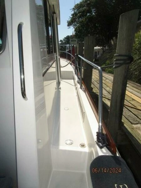 42' Sabre starboard side deck2