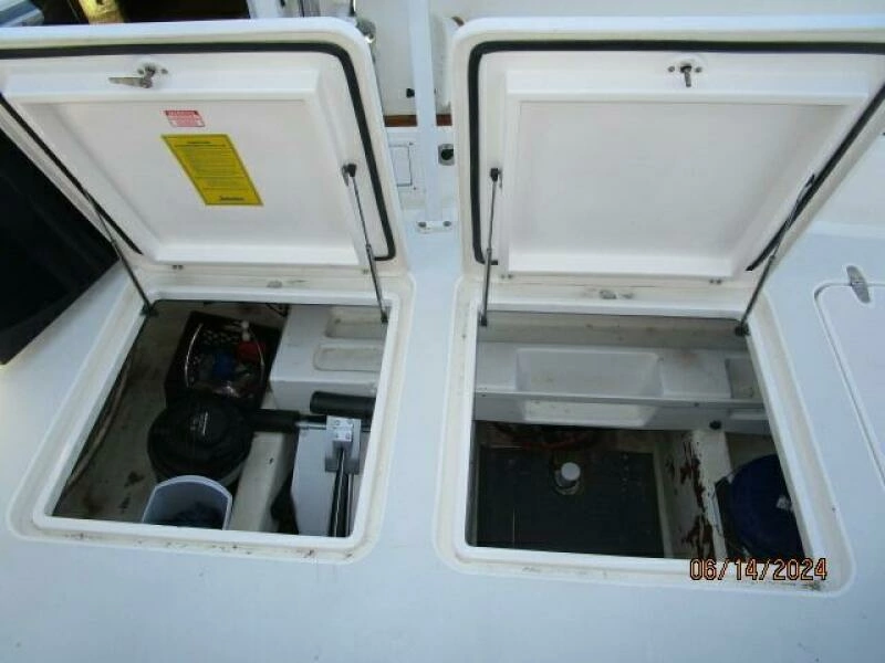 42' Sabre lazarette access
