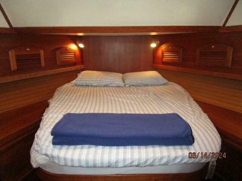 42' Sabre master stateroom