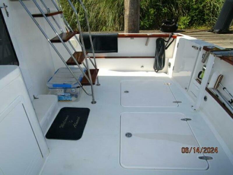 42' Sabre cockpit starboard