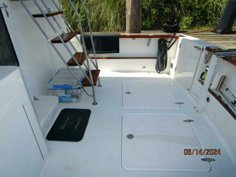 42' Sabre cockpit starboard