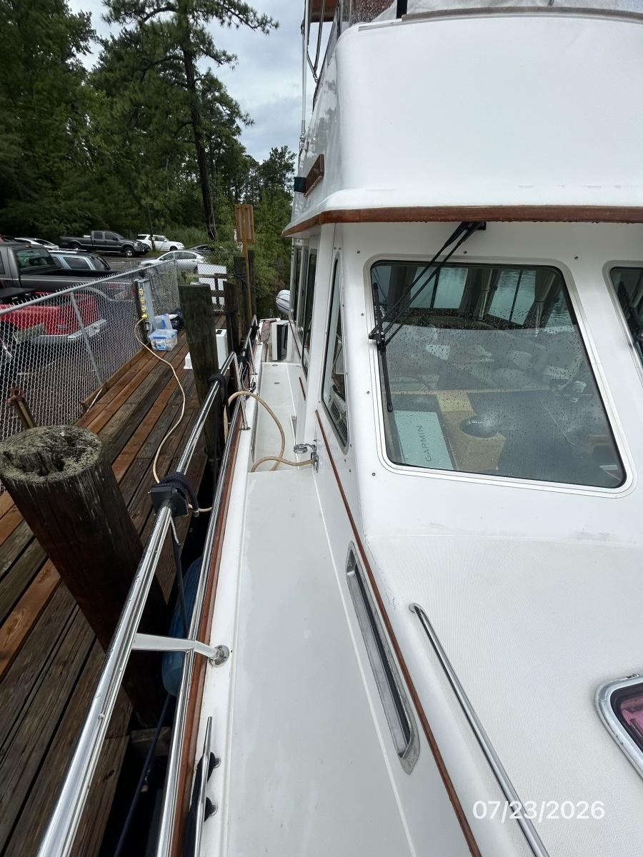 42' Sabre starboard side deck2
