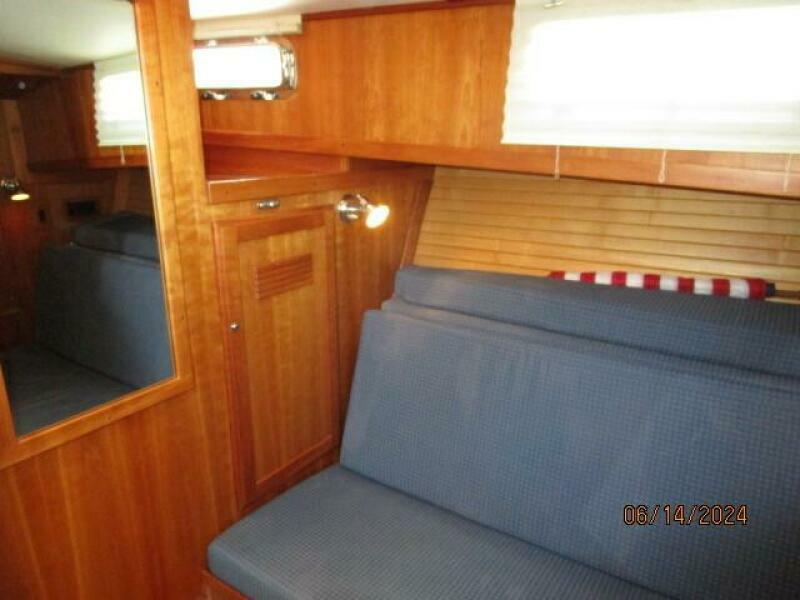 42' Sabre guest stateroom forward1
