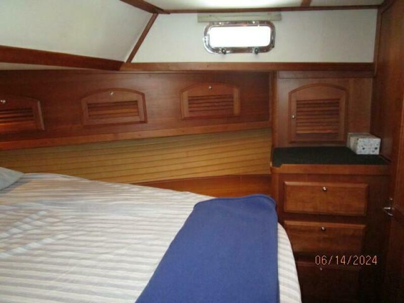 42' Sabre master stateroom starboard