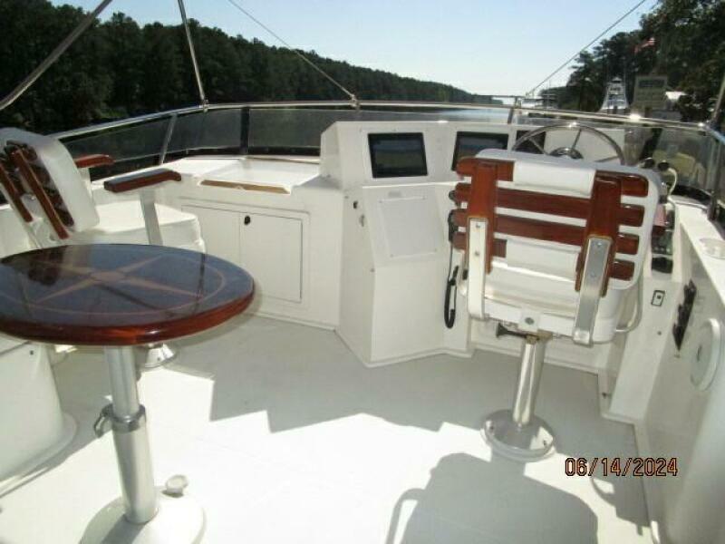 42' Sabre flybridge forward