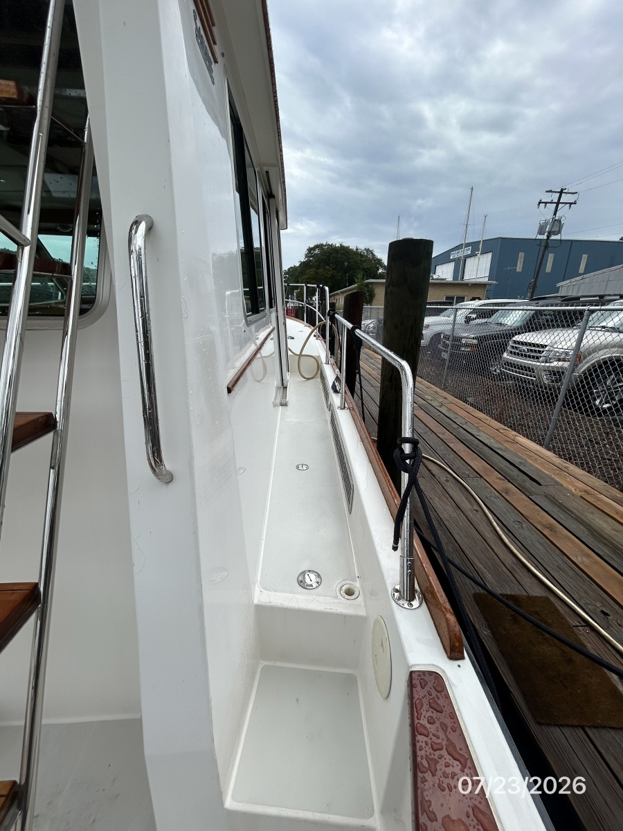 42' Sabre starboard side deck1